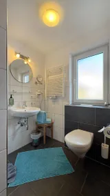 Flat with terrace & garden - Image 3