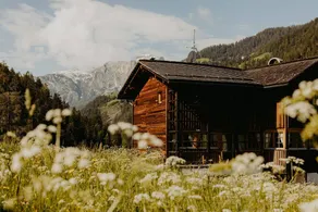 Luxurious Chalet with Jacuzzi, Dreamlike Interior, Wi-Fi and Garden - Image 2