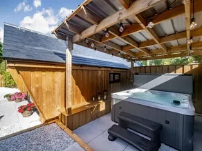 Children-friendly lovely cottage with hot tub & garden - Image 2