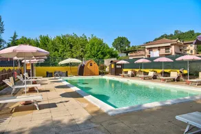 Appartement de vacances avec barbecue, terrasse et piscine | Vue jardin - Image 3