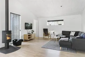 Fully equipped spacious house with BBQ, terrace & hot tub - Image 2