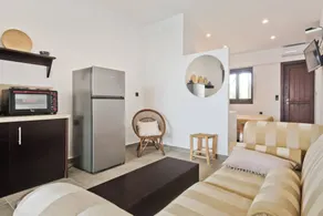 Villa with terrace & pool - Image 3