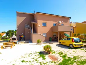 Pleasant holiday apartment with BBQ & terrace | Sea view - Image 3