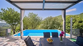 Villa with BBQ, garden & pool - Image 3