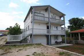 Apartment with terrace, garden & barbecue - Image 4