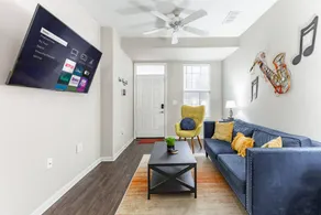 Extended Stay - Near Crestwood, King Bed, Gym, Parking, Fast WiFi - Image 5