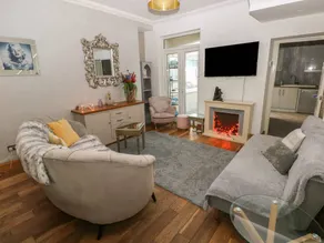 Cottage with jacuzzi & garden - Image 3