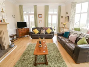Cottage with garden & hot tub - Image 4