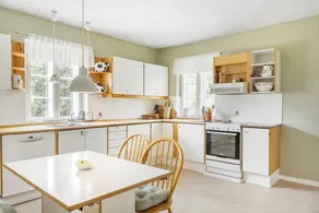 Spacious house with terrace - Image 4