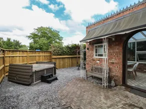 Family-friendly charming cottage with garden & jacuzzi | Pets are welcome - Image 2