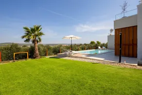 Villa with pool, garden & terrace - Image 4