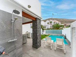 Villa with barbecue, heated pool & terrace - Image 2
