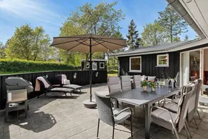 Holiday home with garden, terrace & jacuzzi - Image 2