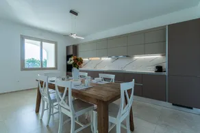 Villa avec jardin, piscine privée et terrasse - Image 5