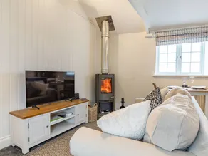 Family-friendly cottage with garden - Image 3