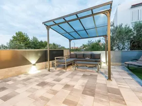 Casa con terraza, jardín y piscina privada - Image 4