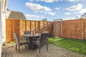 6 Bed Stay Near Windsor | Free Parking + Garden - Image 2