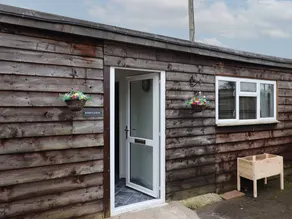 Cottage with garden - Image 2