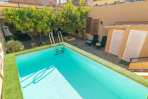 Child-friendly chalet with BBQ, garden & private pool - Image 3