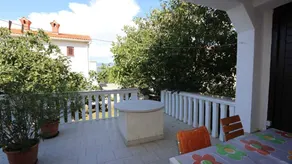 Apartment with BBQ, terrace & garden - Image 3