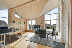 House with hot tub, BBQ & terrace - Image 3