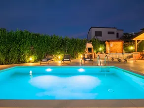 Casa con terraza, jardín y piscina privada - Image 3