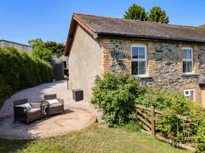 Charming cottage with garden - Image 2