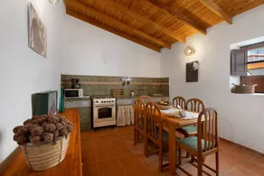 Casa vacacional apta para familias con barbacoa y terraza | Vistas al jardín - Image 5