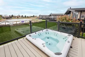Scenic Lodge Retreat with Hot Tub & Lake Views near Roseberry Topping, Great Ayton, North Yorkshire - Image 5