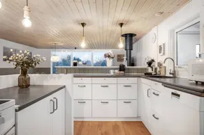 Holiday home with barbeque, hot tub & garden - Image 4