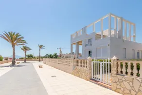 Beachfront Apartment with Terrace, Shared Garden and Wi-Fi - Image 2