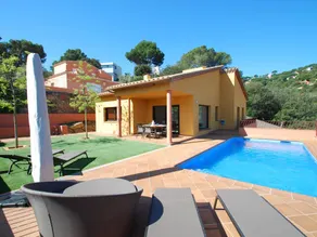 Villa with BBQ, garden & private pool - Image 4