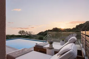 Villa with terrace, pool & garden - Image 3