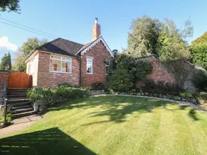 Family-friendly cottage with hot tub & garden - Image 2
