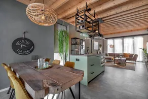 Chalet with terrace & garden - Image 5