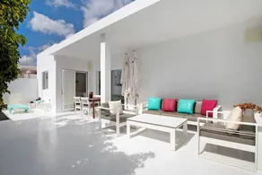 Maison avec terrasse et piscine - Image 2