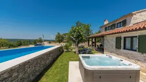 Lovely flat with garden, hot tub & terrace - Image 4