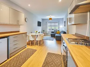 Cottage with garden, BBQ & hot tub - Image 5
