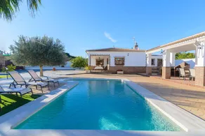 Fully equipped wonderful holiday home with BBQ, garden & private pool | Garden view - Image 4