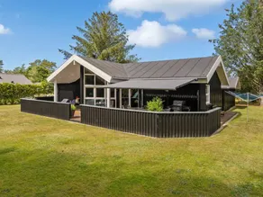 Holiday home with barbeque - Image 4