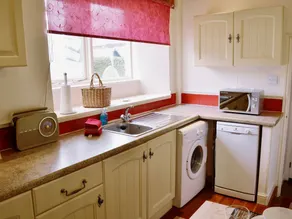 Cottage with terrace & garden - Image 4