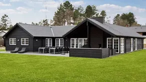 Holiday home with private pool & garden - Image 2