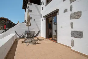 Holiday apartment with terrace, garden & pool - Image 2