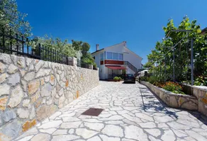 Holiday apartment with terrace, barbecue & garden - Image 3