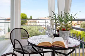 Apartment with garden | Garden view - Image 2