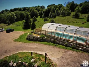 Familienorientierte weiträumige Ferienunterkunft mit beheiztem Pool, Terrasse und Garten - Image 2