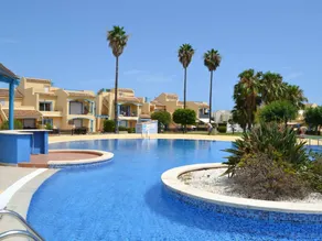 Holiday apartment with pool & garden - Image 2