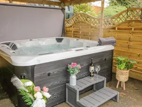 Cottage with garden & hot tub - Image 3