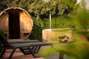 Lovely house with jacuzzi, garden & sauna - Image 2
