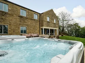 Cottage with hot tub, garden & sauna - Image 3